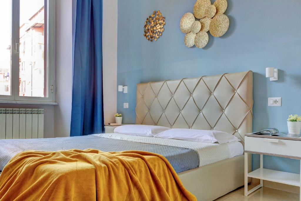 罗马罗马克劳迪娅楼特米尼酒店的一间卧室配有一张黄色毯子床