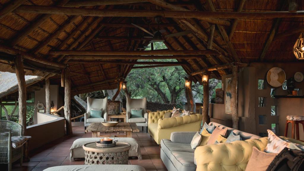 LentswelemoritiMashatu Lodge的带沙发和桌子的大客厅