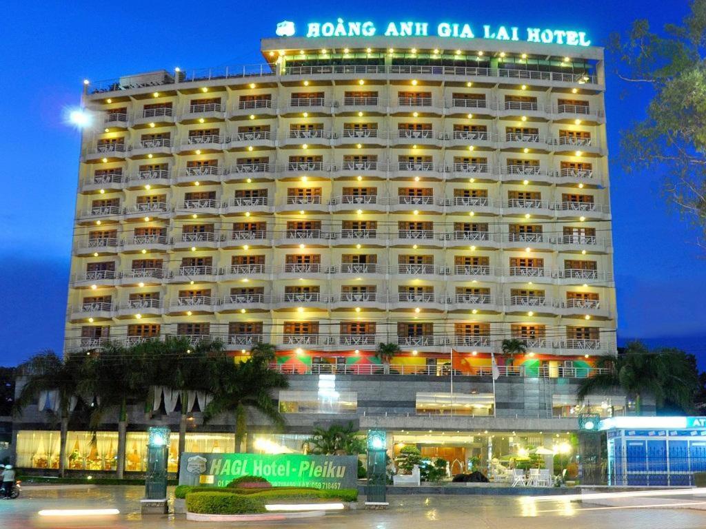 波来古市HAGL Hotel Gia Lai的一座白色的大建筑,上面有灯