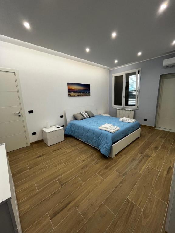 奥古斯塔PARADISO HOME的一间卧室配有一张床,铺有木地板