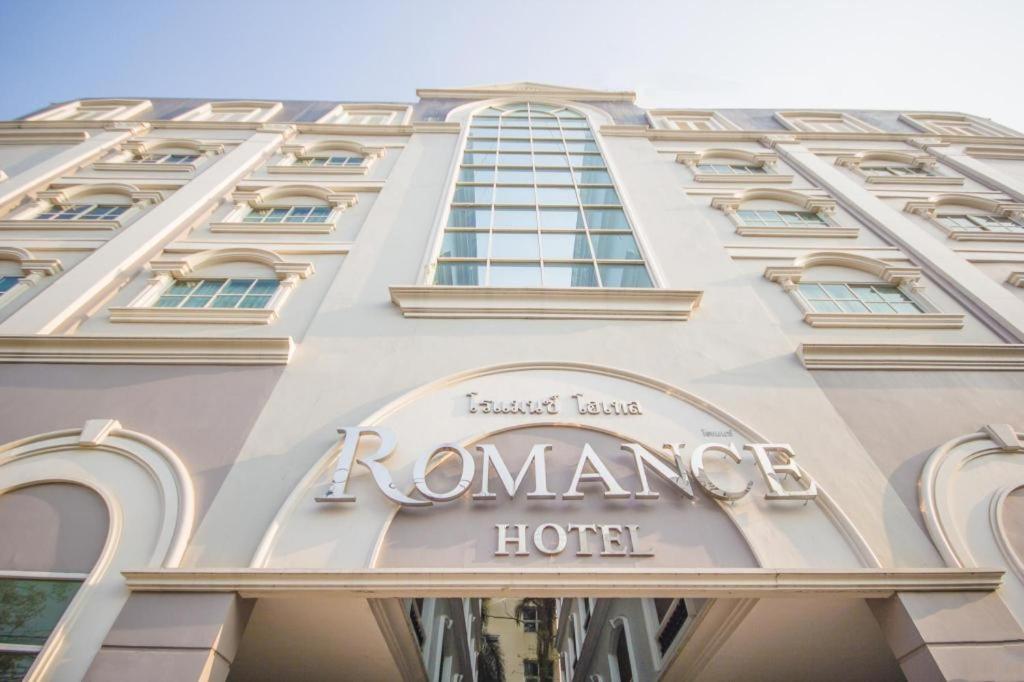 曼那Romance Hotel Srinakarin的建筑一侧的酒店标志