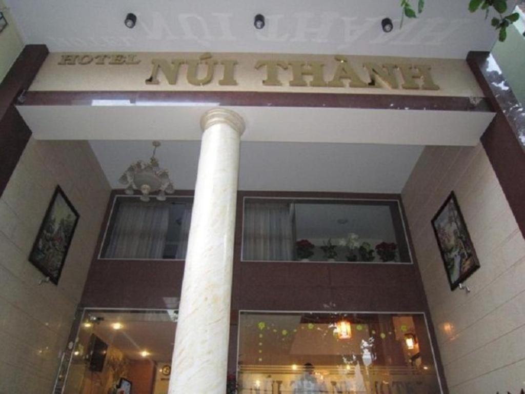 胡志明市Nui Thanh Hotel的带有读不读火车的标志的建筑物