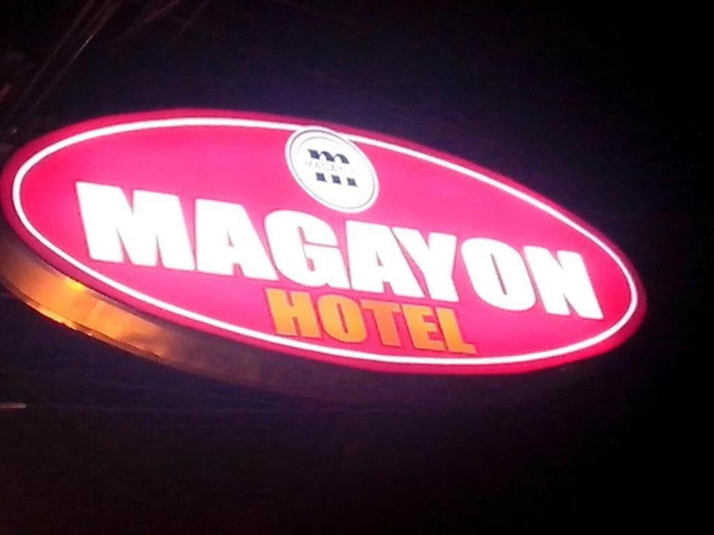 BuenavistaMagayon Hotel的马卡龙酒店 ⁇ 虹灯标志