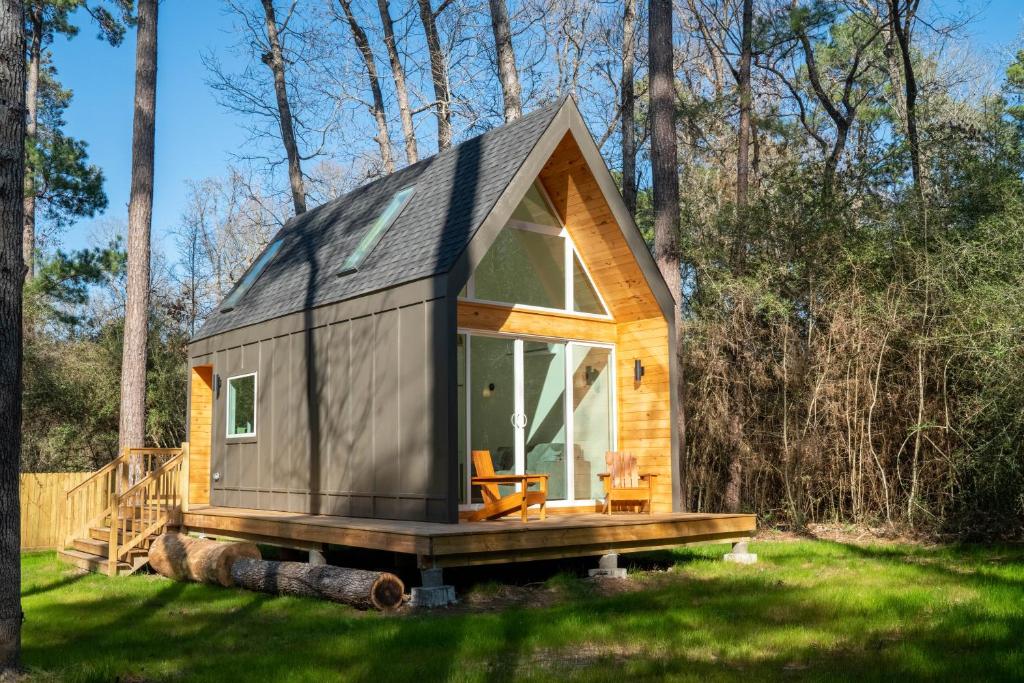 蒙哥马利Stay in Babia - Luxury Cabins - Sam Houston National Forest的树林里的木头上的小房子