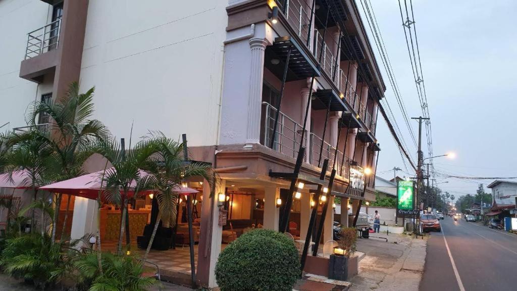 那空拍侬府Baan Rim Khong Hotel的街道边有餐厅的房子