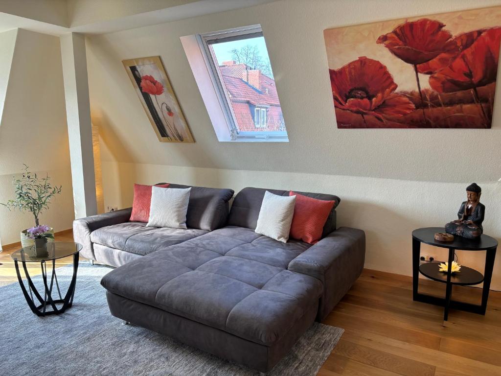 爱尔福特Stadtpark-Oase的客厅配有灰色沙发和红色枕头