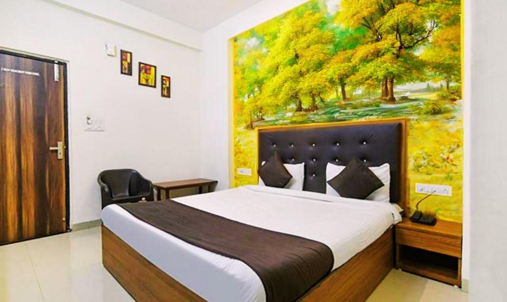 印多尔Hotel Shubhshree的一间卧室配有一张壁画床