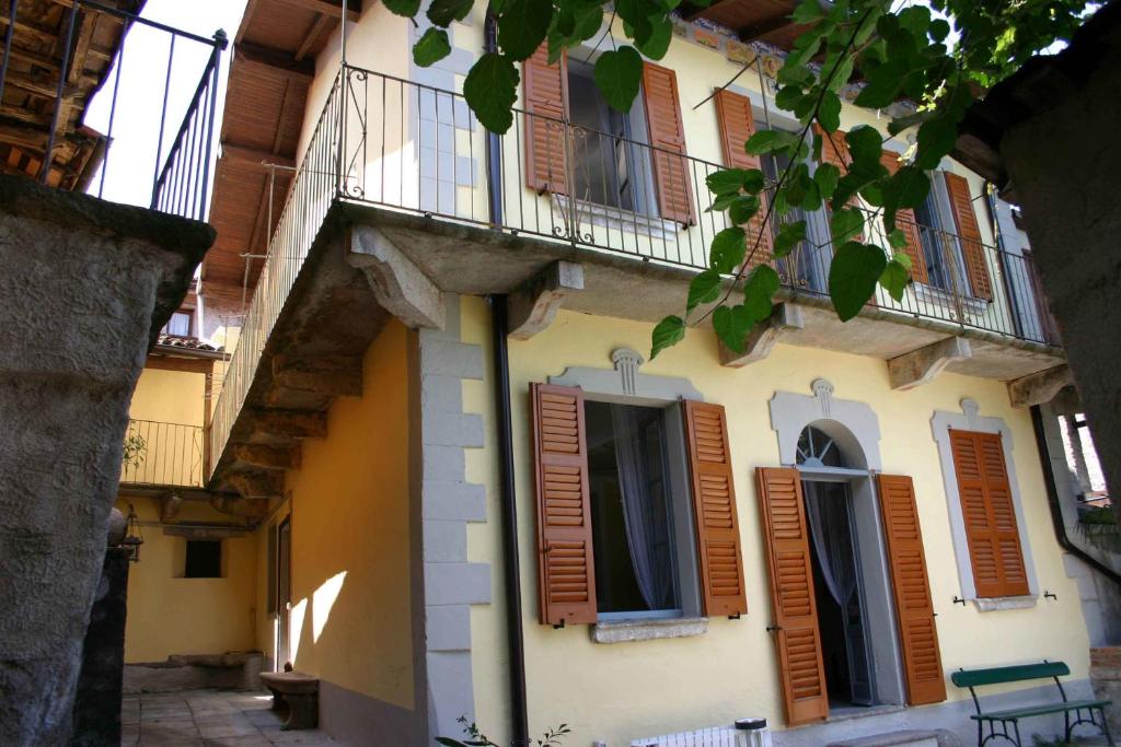 斯特雷萨La Ca' Vegia的一座带棕色百叶窗和阳台的建筑
