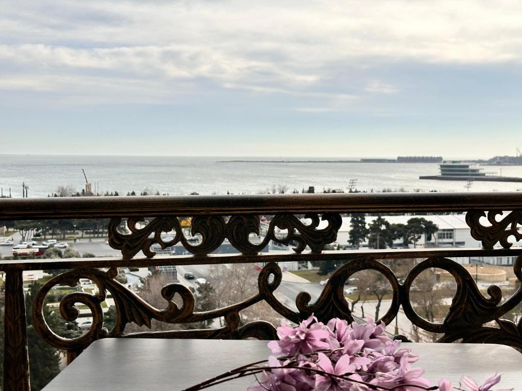 巴库Sea view lux的阳台配有桌子,享有海景。