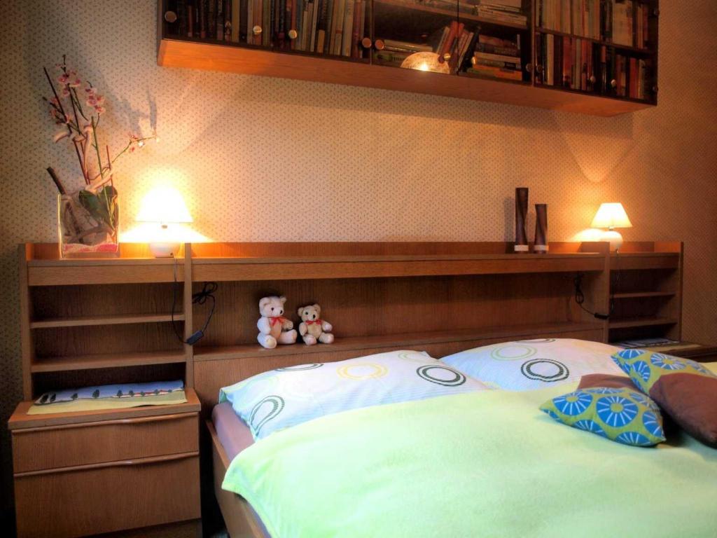 巴特斯哈尔巴赫Ferienwohnung Angelika的一间卧室,床上放着两只动物