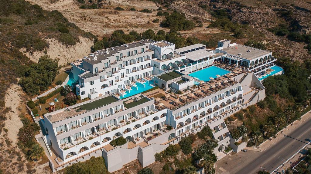 法里拉基卡吕普索宫度假村的享有带游泳池的大型建筑的空中景致