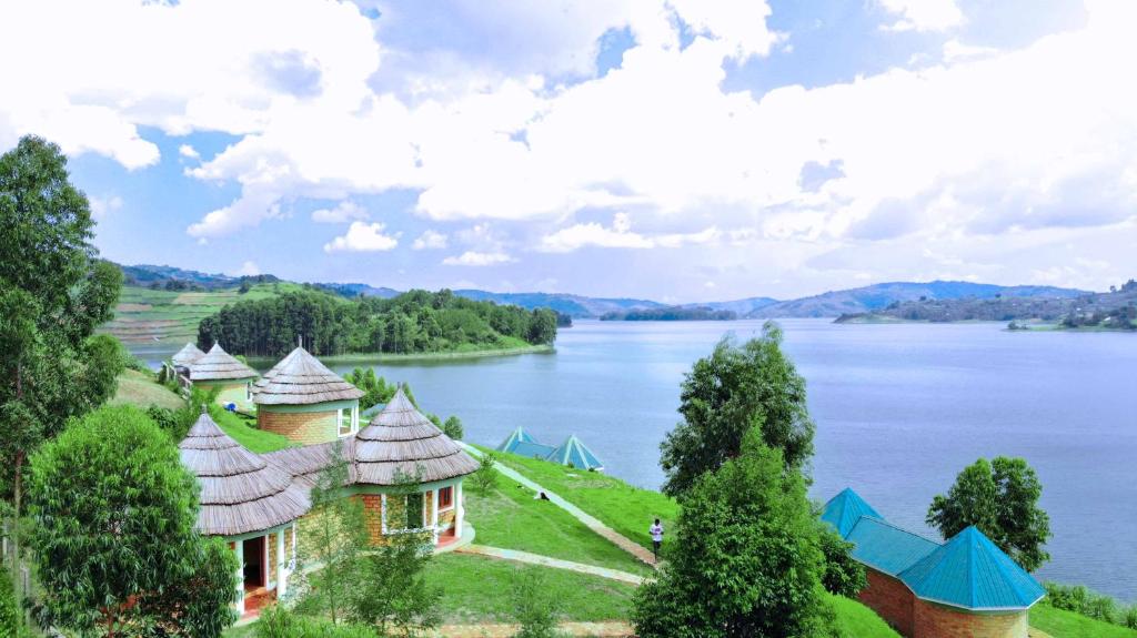 卡巴莱Nyamunyonyi Tourism Resort的湖中的一个岛屿