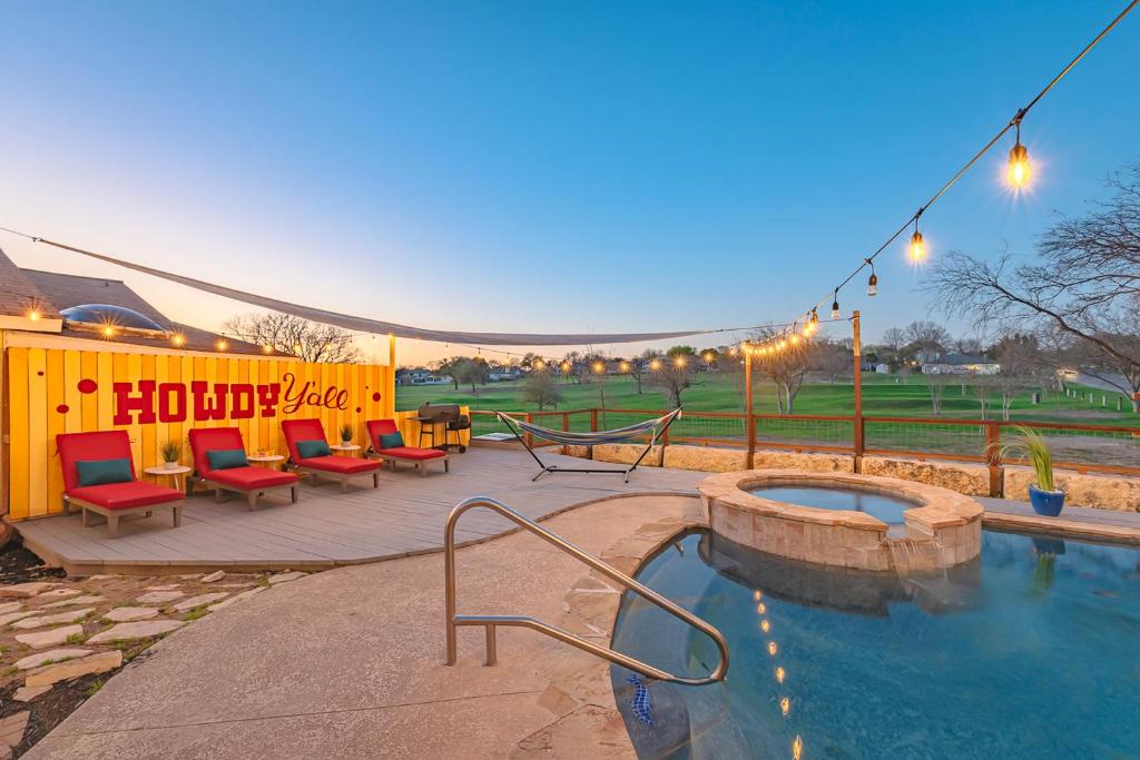 圣安东尼奥Stunning Pool Overlooking Golf Course & Game Room的毗邻带热水浴池和椅子的天井