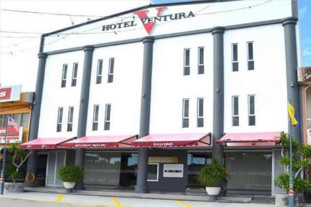 加央Hotel Ventura的一座白色的建筑,设有维也纳酒店