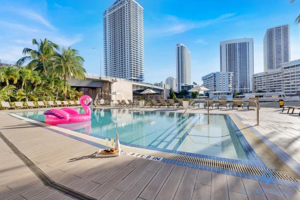 哈兰代尔海滩Infinite Views, Amazing Pool, Gym, Near Beach的一座大型游泳池,其背景是城市天际线