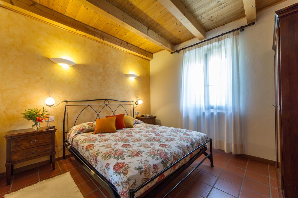 PrepottoColli di Poianis的一间卧室设有一张床和一个窗口