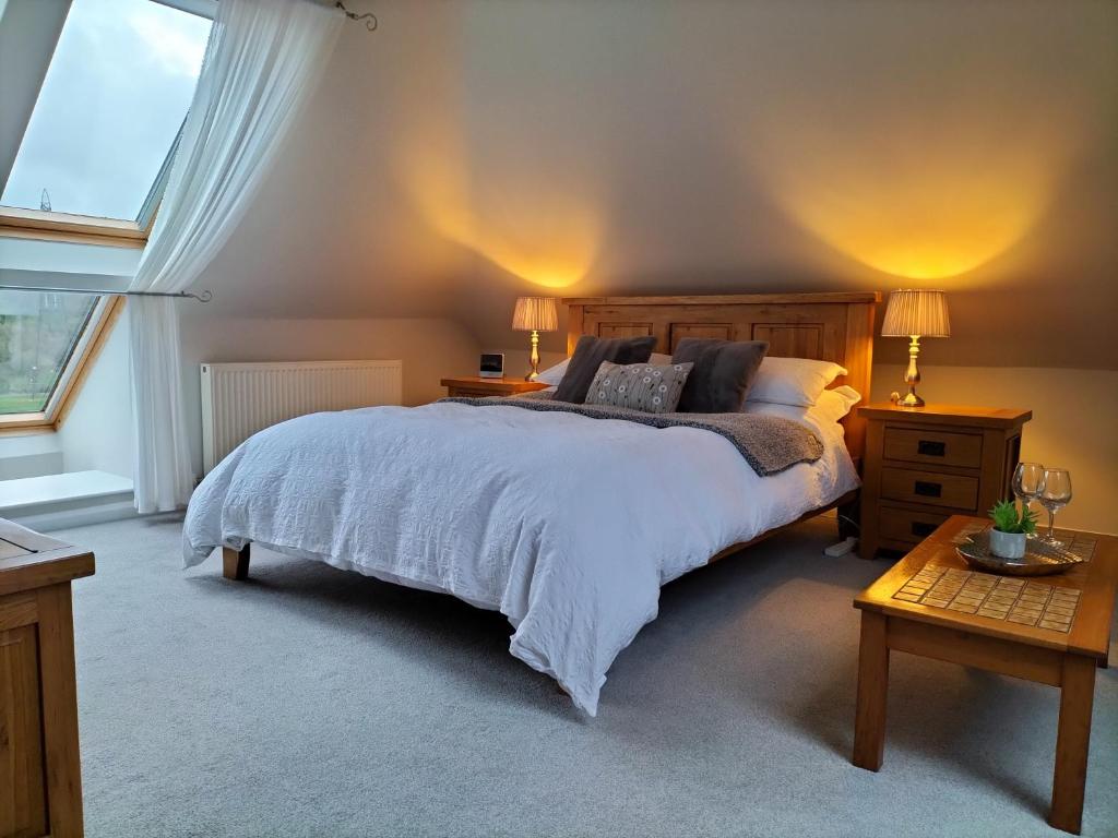 埃克塞特Valley House的一间卧室设有一张大床和一个窗户。