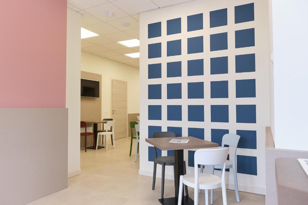 维罗港Al Bacino Rooms And Breakfast的一间设有蓝色墙壁、桌子和椅子的办公室