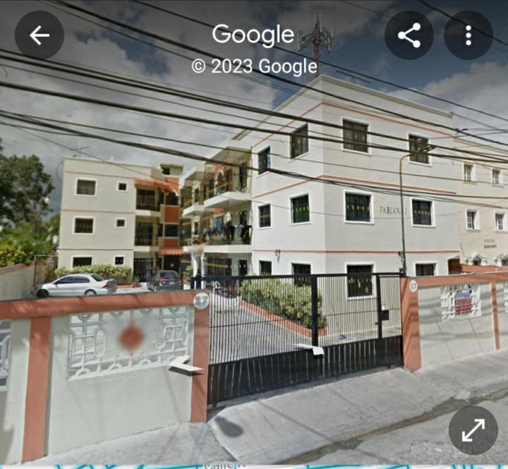 El SeisClásico apartamento en Santo Domingo Este的享有带围栏的白色建筑的景致。