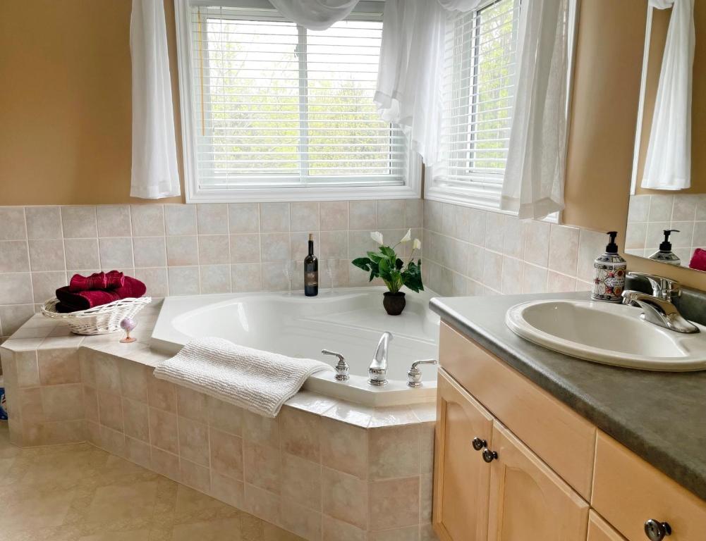 滑铁卢Hammer Haus的带浴缸和盥洗盆的浴室