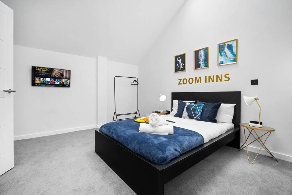 伯明翰Stylish 2 Bedroom Apartment Close to Everything的一间卧室配有一张带蓝白色床单的大床