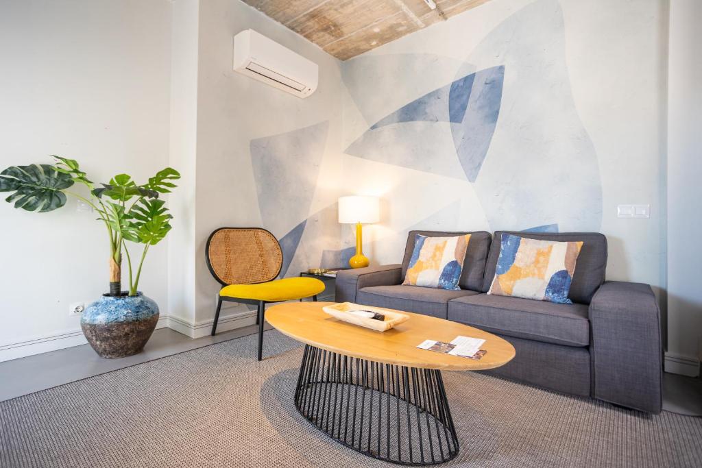 马拉加Apartamentos 7 dreams的客厅配有沙发和桌子