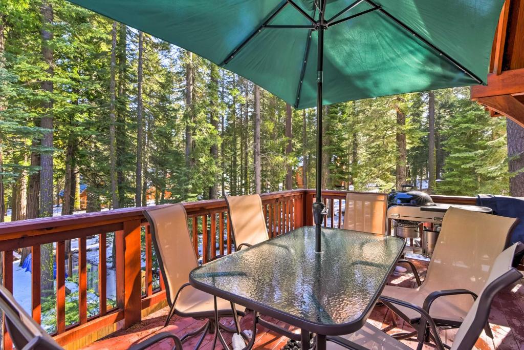 塔霍马Lake Tahoe Cabin with Private Beach Access的甲板上的桌椅和遮阳伞