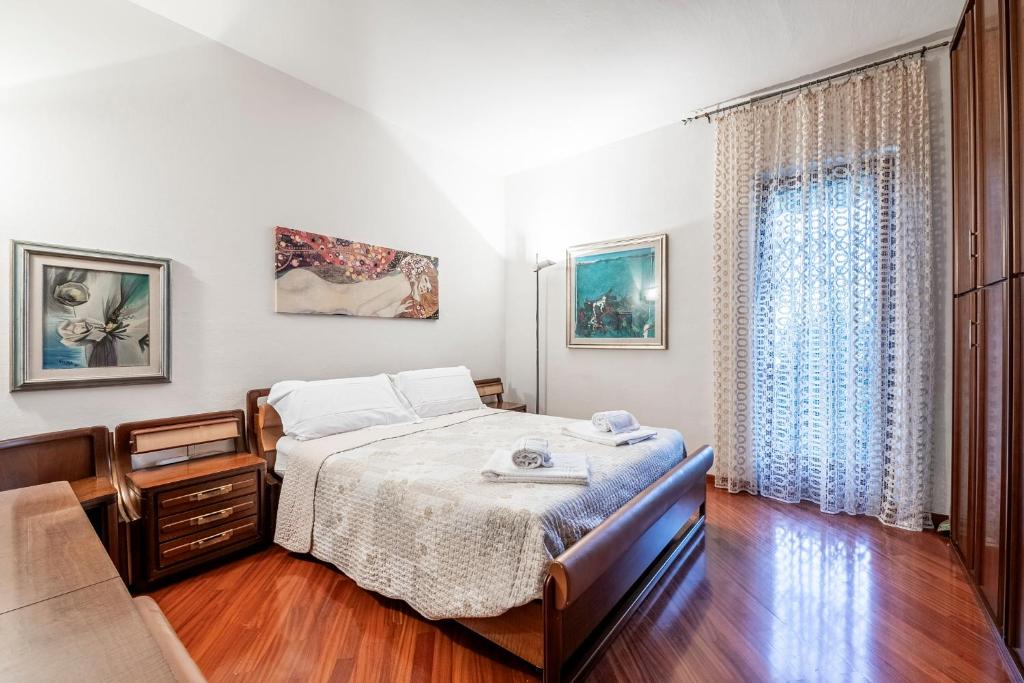 佛罗伦萨[Easy Florence] Castello的一间卧室设有一张床和一个窗口