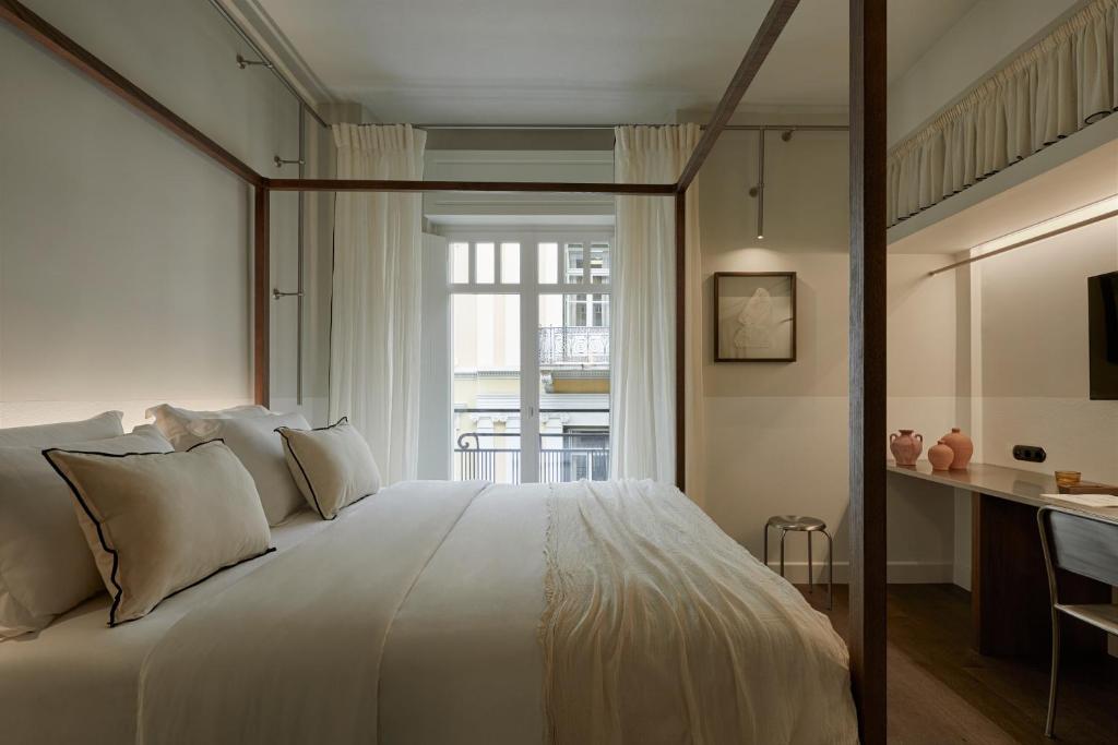 雅典Ergon Bakehouse Athens的卧室配有一张大白色床和窗户