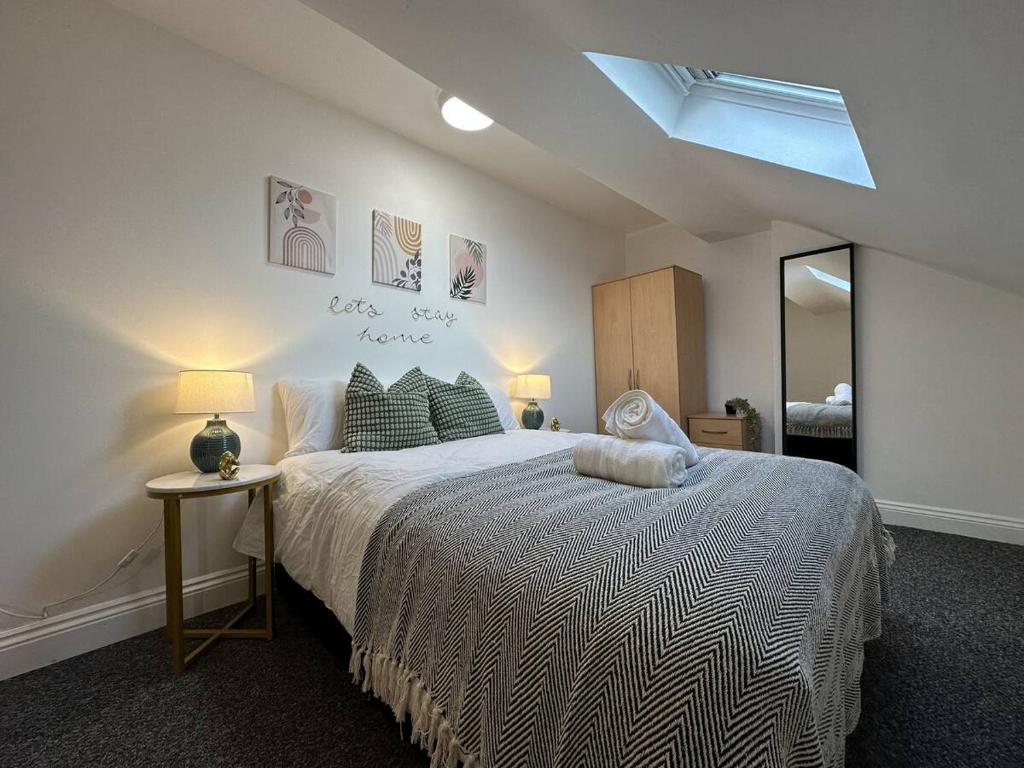 伊肯斯顿Charming 2-Bedroom Oasis的一间卧室配有一张大床和镜子