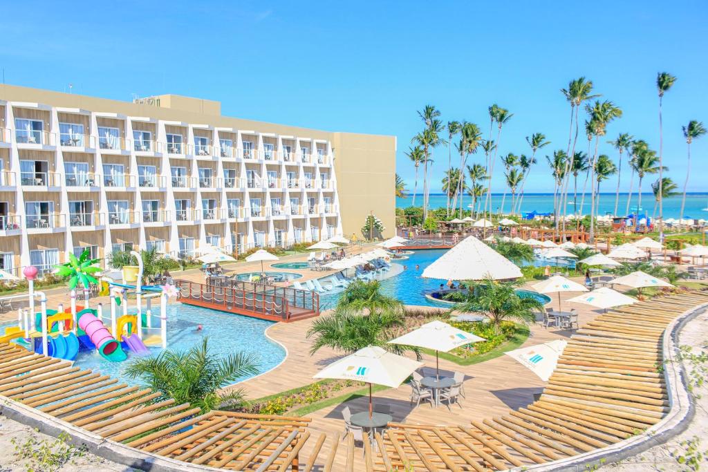 马拉戈日Maragogi Brisa Exclusive Hotel的享有带游泳池的度假村的空中景致