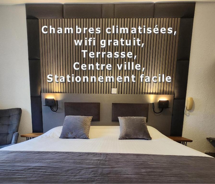 科涅克Cit'Hotel Le Cheval Blanc Cognac Centre的卧室配有一张墙上写着字条的床