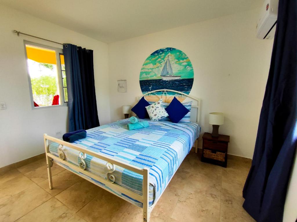 普拉亚科罗纳多Las Catalinas Coronado的卧室配有一张挂着帆的床铺。