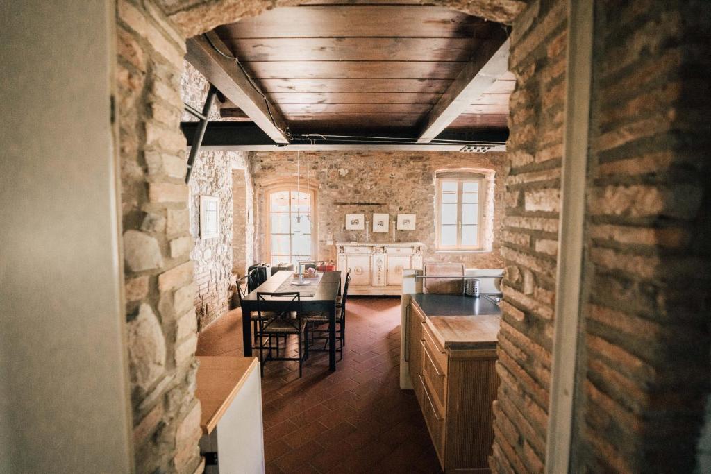 卡夏纳泰尔梅乐瓦利农场酒店的厨房以及带砖墙的用餐室。