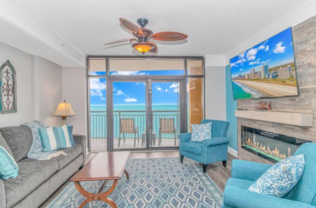 默特尔比奇Stunning Double Balcony- Oceanfront 2 Bedroom, 2 Bath- Anderson Ocean Club 905的带沙发和壁炉的客厅
