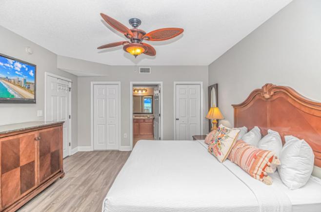 Stunning Double Balcony- Oceanfront 2 Bedroom, 2 Bath- Anderson Ocean Club 905客房内的一张或多张床位