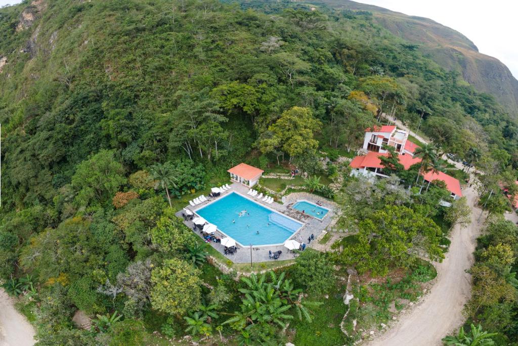 San CarlosDonce Extremo的享有房子和游泳池的空中景致