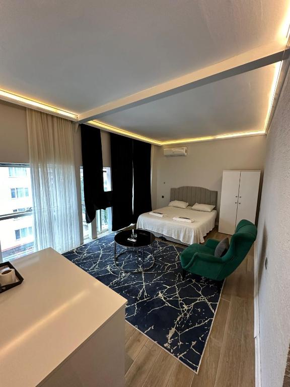 NilüferMy Blue Butik Hotel的酒店客房配有一张床铺和一张桌子。