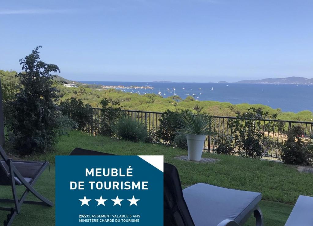 皮耶特罗塞拉Magnifique T3 DUPLEX Vue Panoramique Golfe Ajaccio的海景房屋的标志