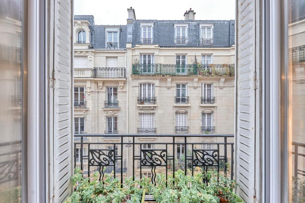 巴黎L'Augustine - Appartement dans le 15e的从建筑的窗户欣赏美景