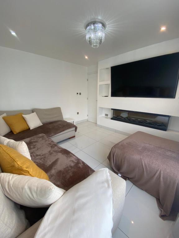 北安普敦3 Bedroom House的带沙发和平面电视的客厅