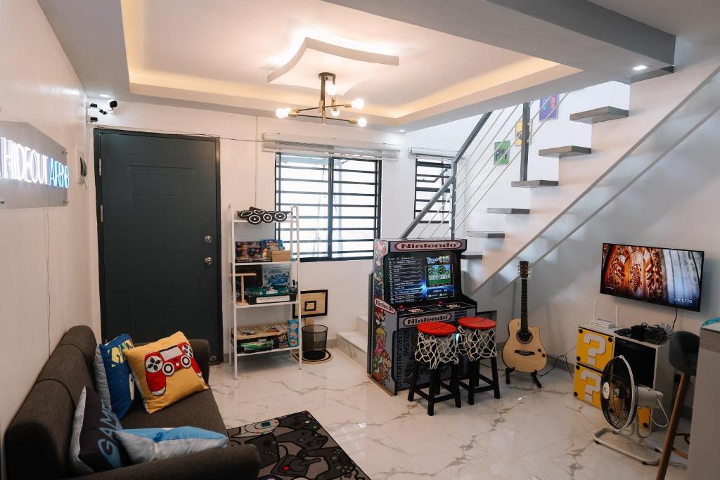 PandiHideout Airbnb的一间带楼梯的客厅和一间带吉他的房间