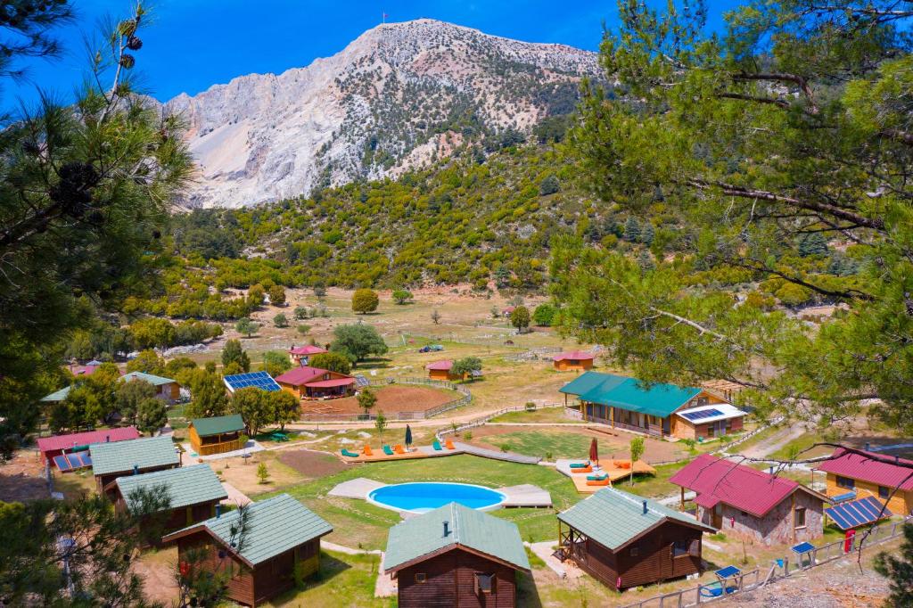 穆拉Babakamp Eco Ranch & Retreat的享有带游泳池和山脉的度假村的空中景致