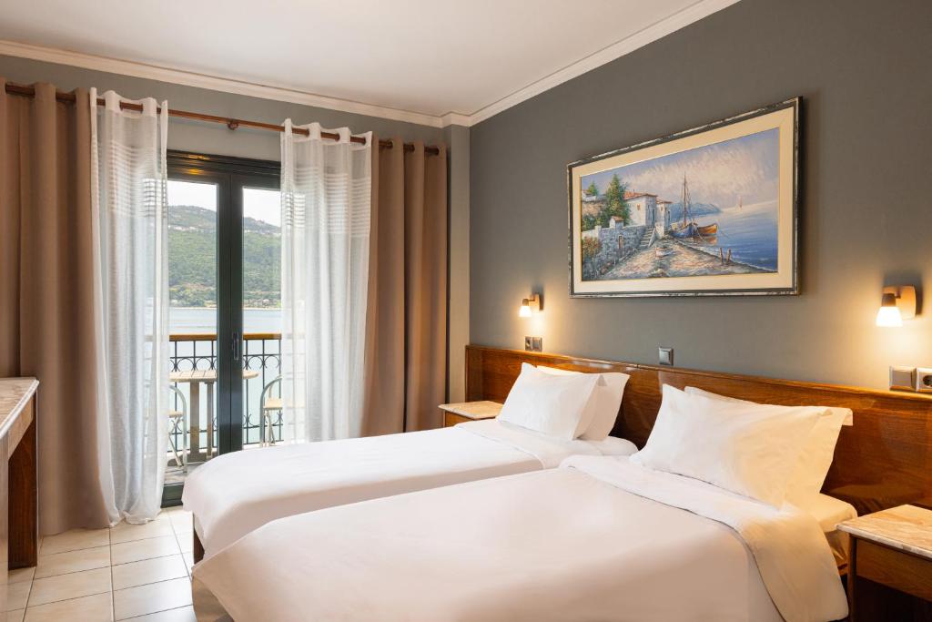 萨摩斯埃俄利斯酒店的酒店客房设有两张床和窗户。
