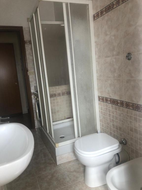 罗马MomòHouse - 4 ospiti 2 camere WiFi A/C的浴室配有卫生间、淋浴和盥洗盆。