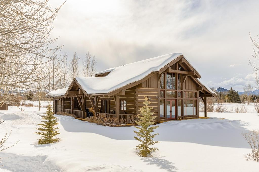 杰克逊Serenity in the Valley的小木屋,屋顶上积雪