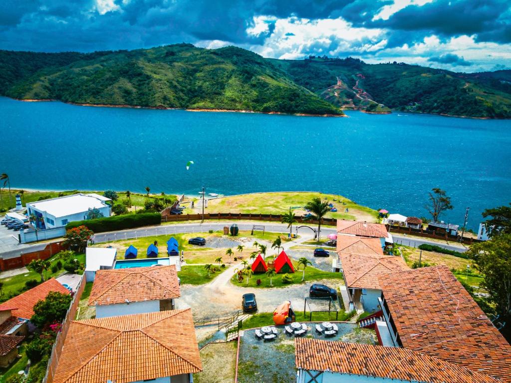 卡利马CABAÑAS SALOME LAGO CALIMA的享有度假胜地的空中湖景
