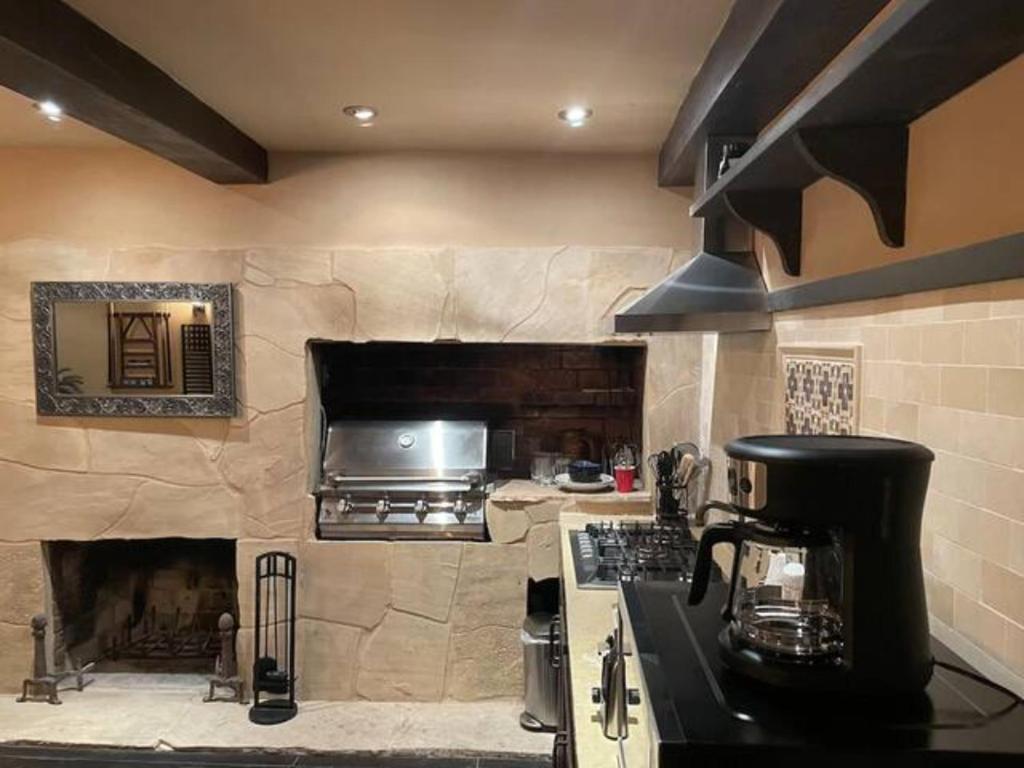洛思加图斯Junior Suite的厨房设有石墙和炉灶