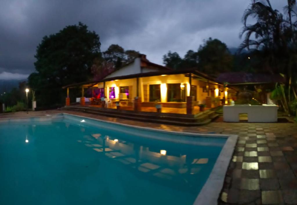San Antonio del TequendamaCQ SANTA ANA的别墅前设有游泳池