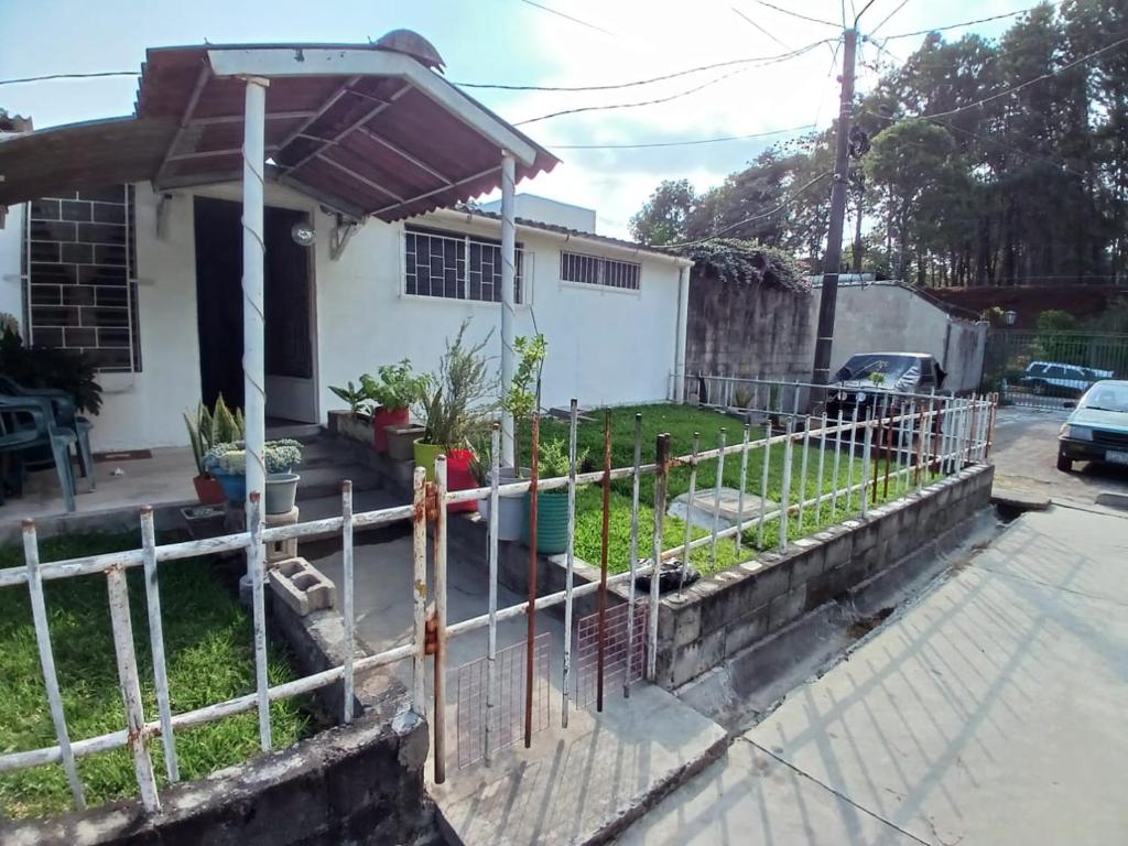 Nueva San SalvadorSanta Tecla Acogedora Guest House的房屋前的围栏
